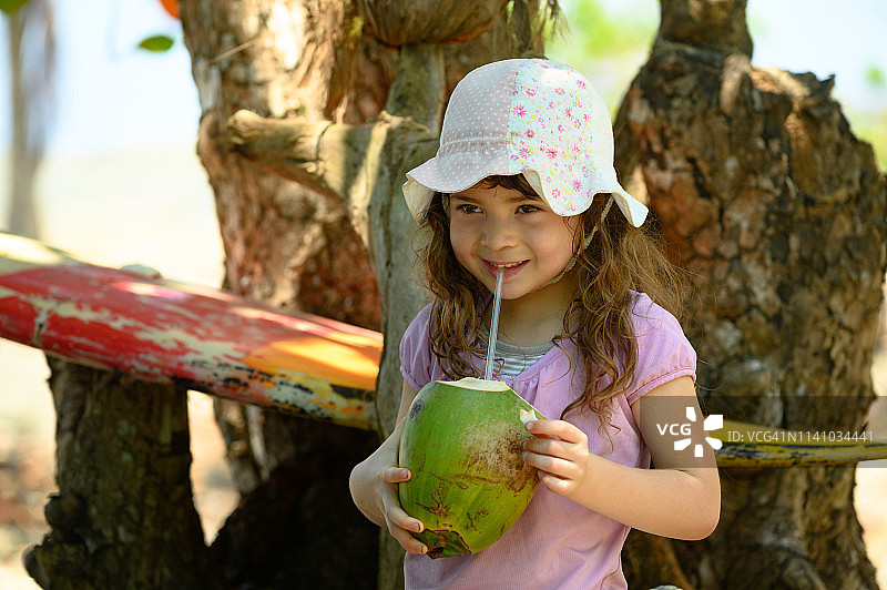带孩子去热带度假图片素材