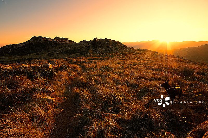 瓜达拉马山脉的日落漫步图片素材