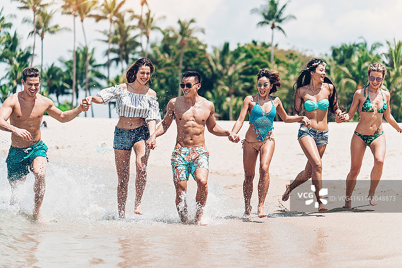 一群快乐的年轻人在海边图片素材