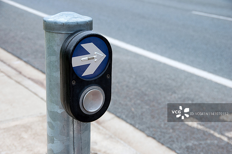 人行横道上的交通灯按钮图片素材