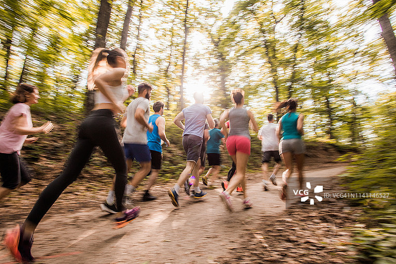 马拉松赛跑者在自然中模糊运动的后视图图片素材