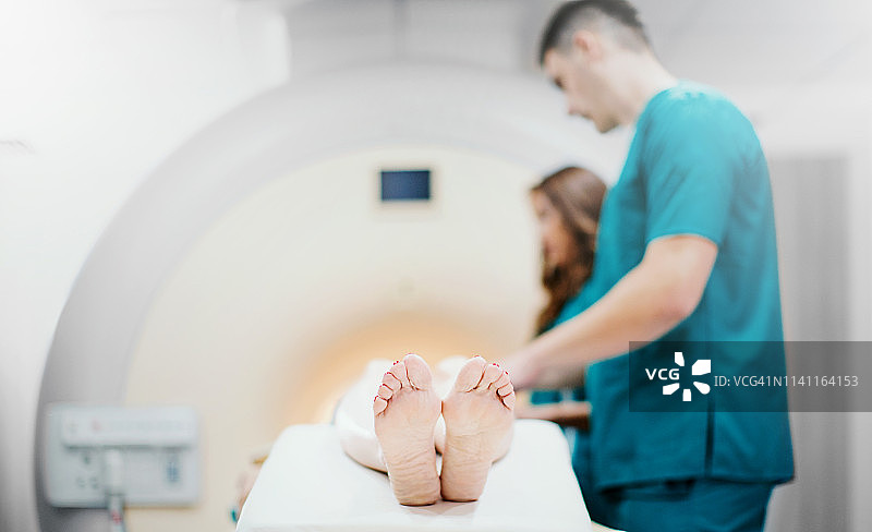 核磁共振扫描准备图片素材