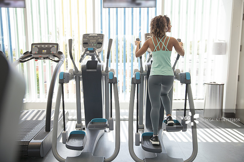 在椭圆机上燃烧卡路里图片素材