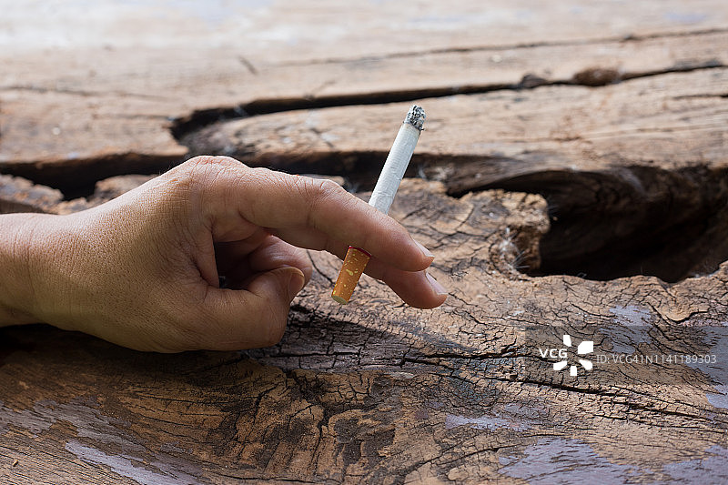 男人抽烟图片素材