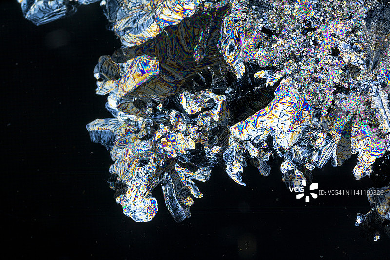 偏振光下的磷酸铵结晶图片素材