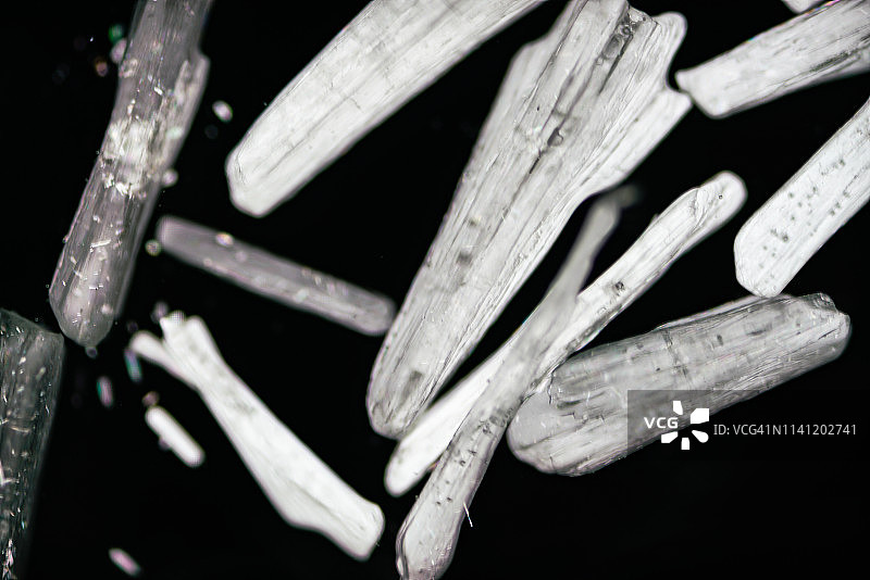 偏振光下的味精晶体图片素材