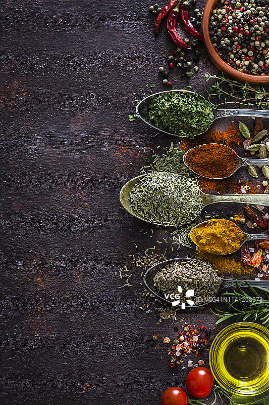 复古勺子里的香料和草药，在乡村棕色桌子上从上方拍摄图片素材