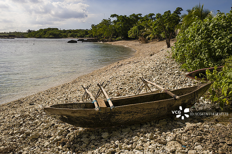 多岩石海滩上的独木舟图片素材
