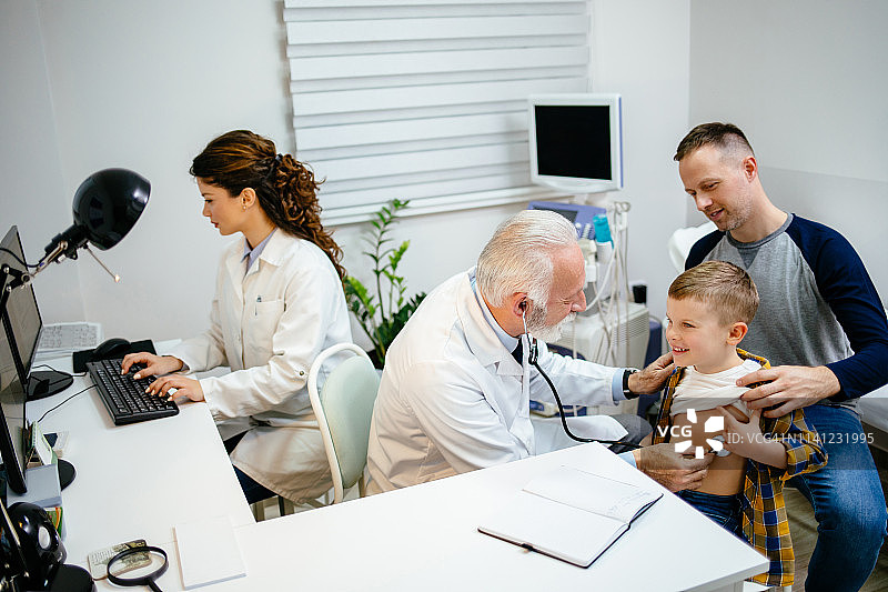 儿科医生检查小男孩图片素材