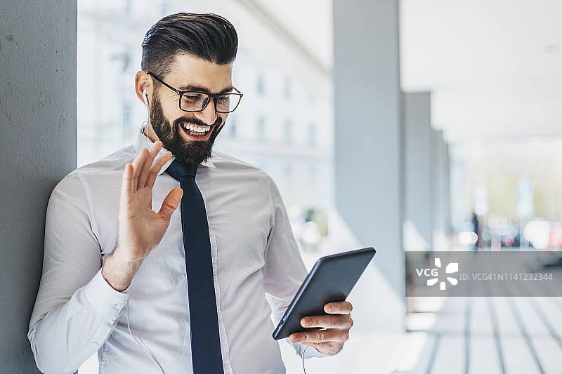 在办公室外工作的年轻商人图片素材