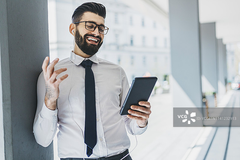 在办公室外工作的年轻商人图片素材