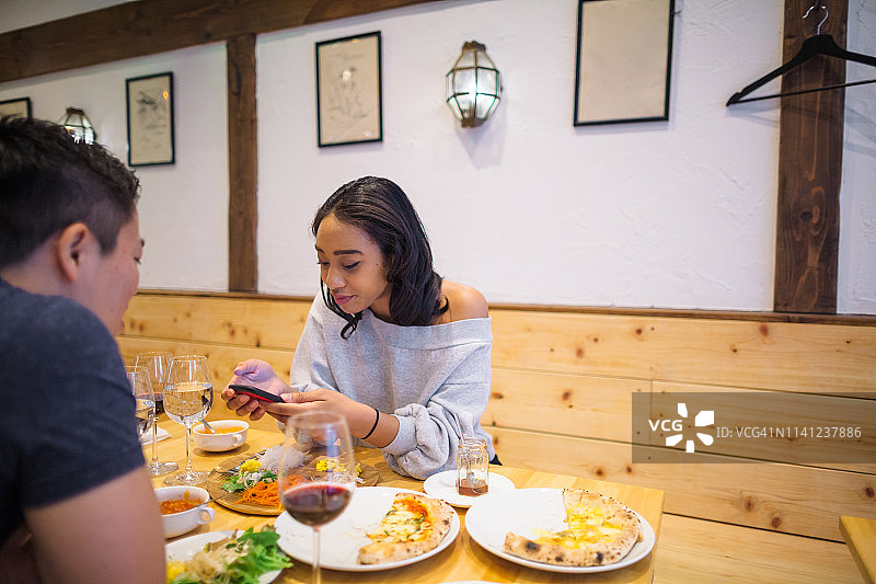 年轻夫妇在餐厅放松图片素材
