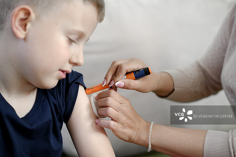注射胰岛素的可爱儿童图片素材