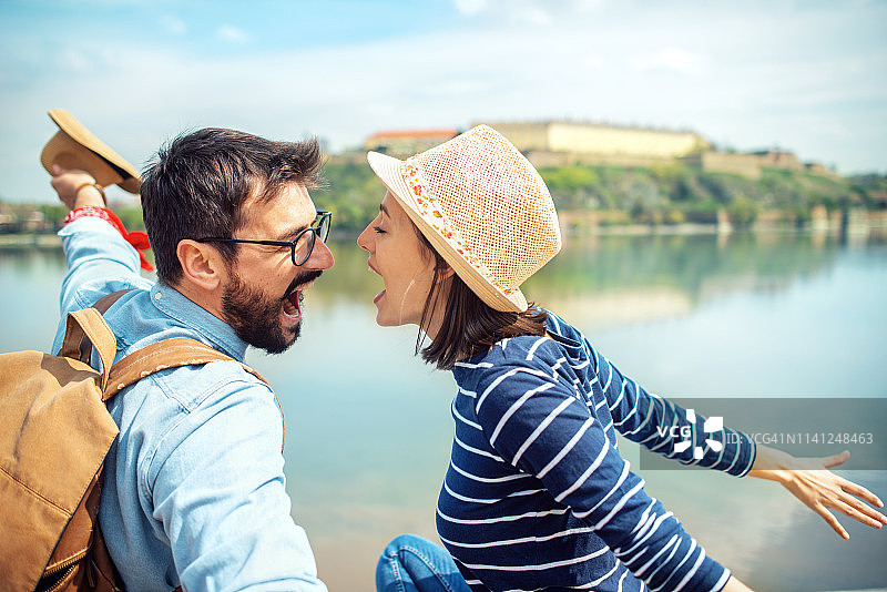 快乐的年轻情侣享受旅行图片素材