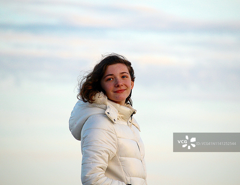 日落时微笑的女孩图片素材