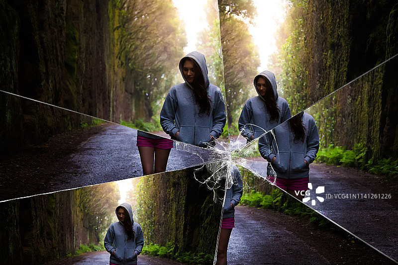 透过破镜子看到的在森林深处行走的神秘女子图片图片素材