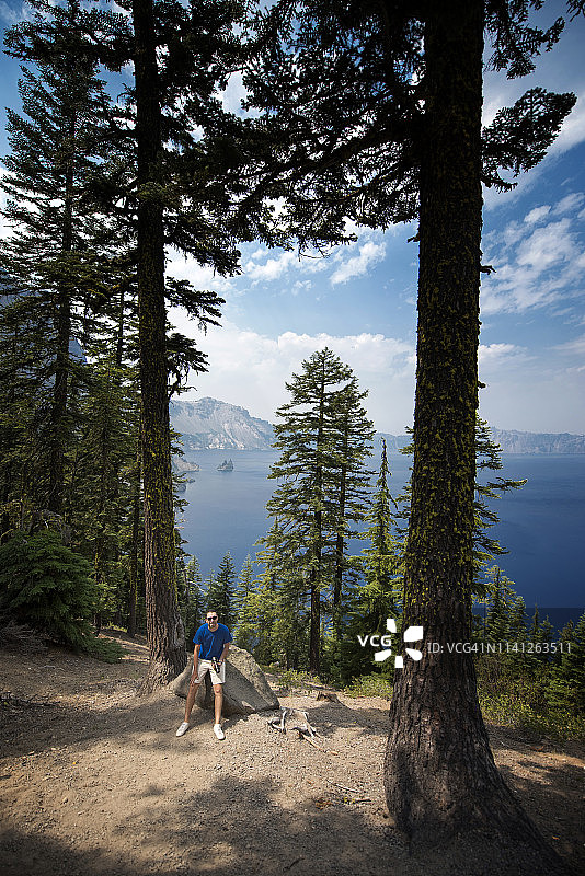俄勒冈州火山口湖的幽灵船，美国图片素材
