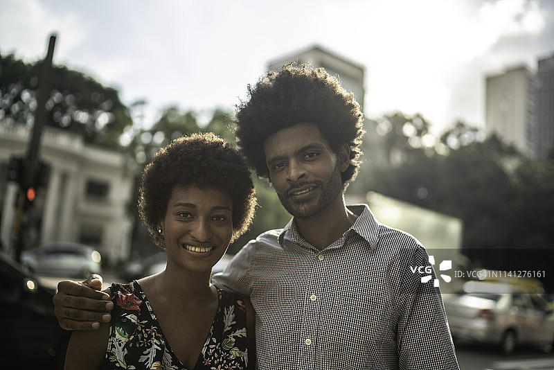 街头的商务情侣肖像图片素材