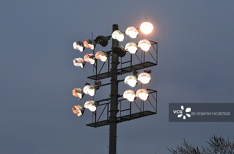 体育场灯光照亮夜空图片素材