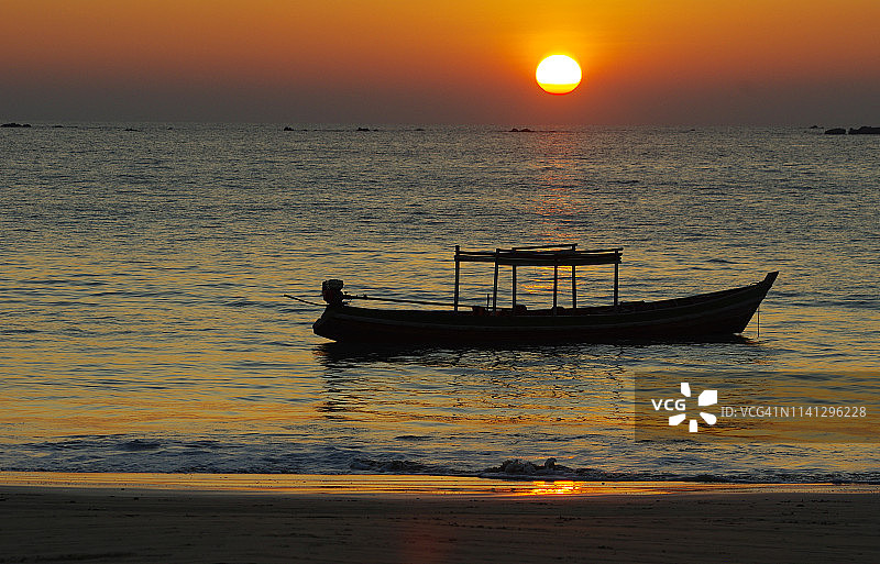 吉卜林的恩加帕利海湾，小船的日落氛围图片素材