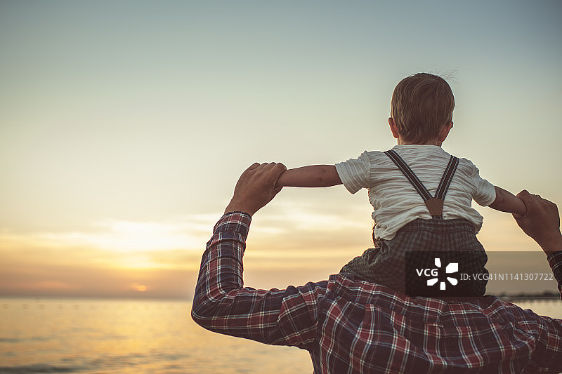 父子在海滩欣赏日落图片素材