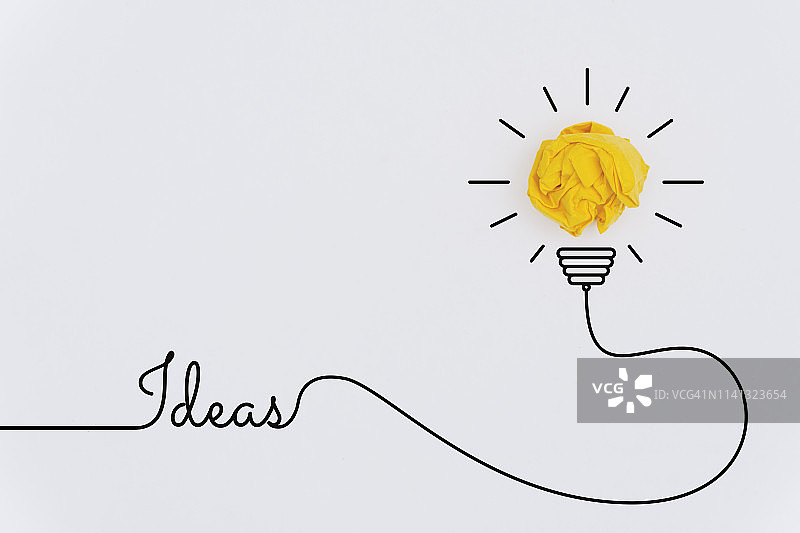 带有黄色皱纹纸球的灯泡创意概念图片素材