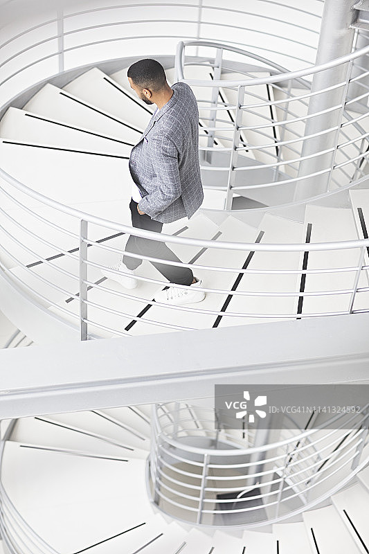 下楼的商人图片素材