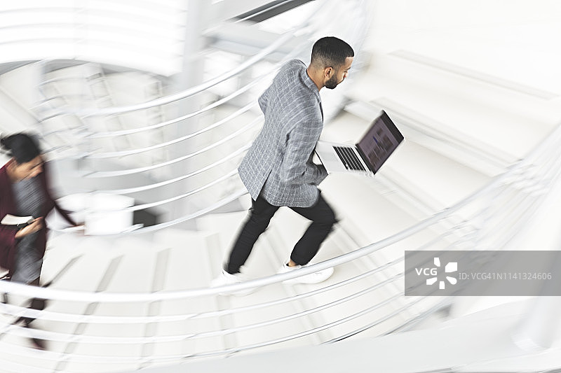 商人走上楼梯图片素材
