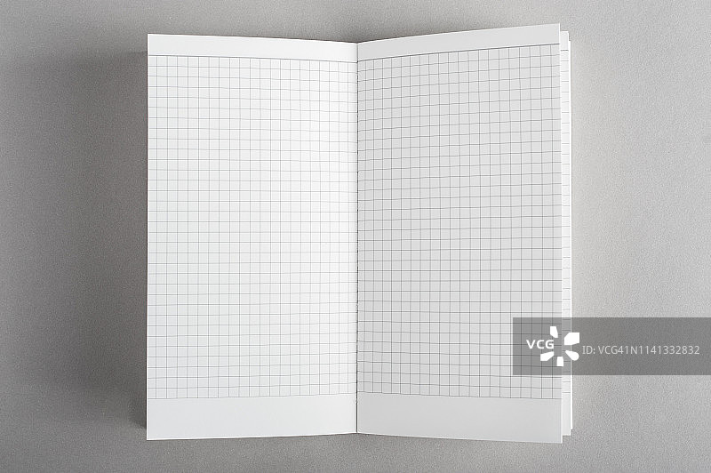灰色背景上带有空白页面的打开的书本图片素材