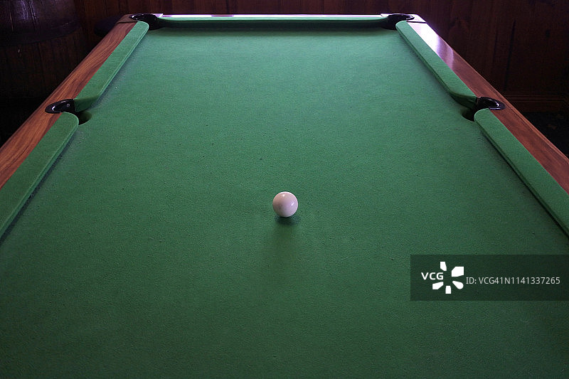 一个白色台球图片素材