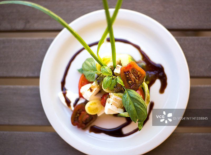 美味的意式卡普雷塞沙拉配香醋调味汁图片素材