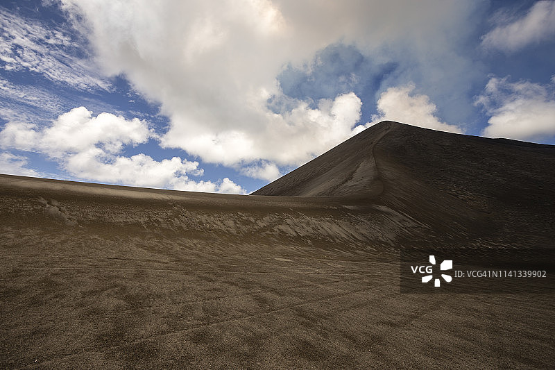 从火山灰平原看亚苏尔火山图片素材