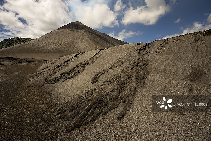 从火山灰平原看亚苏尔火山图片素材