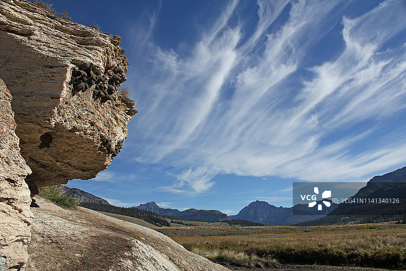 怀俄明州拉马尔山谷的蓝天上飘着淡淡的白云图片素材