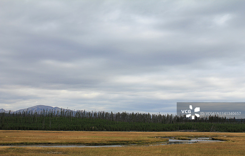 怀俄明州拉马尔山谷上几乎没有特征的扁平灰色云彩图片素材
