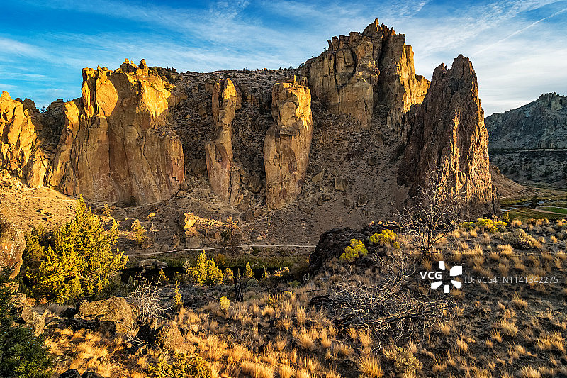 日出时分的美国俄勒冈州史密斯岩州立公园图片素材