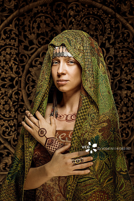 带有海娜纹身的漂亮金发民族女人图片素材