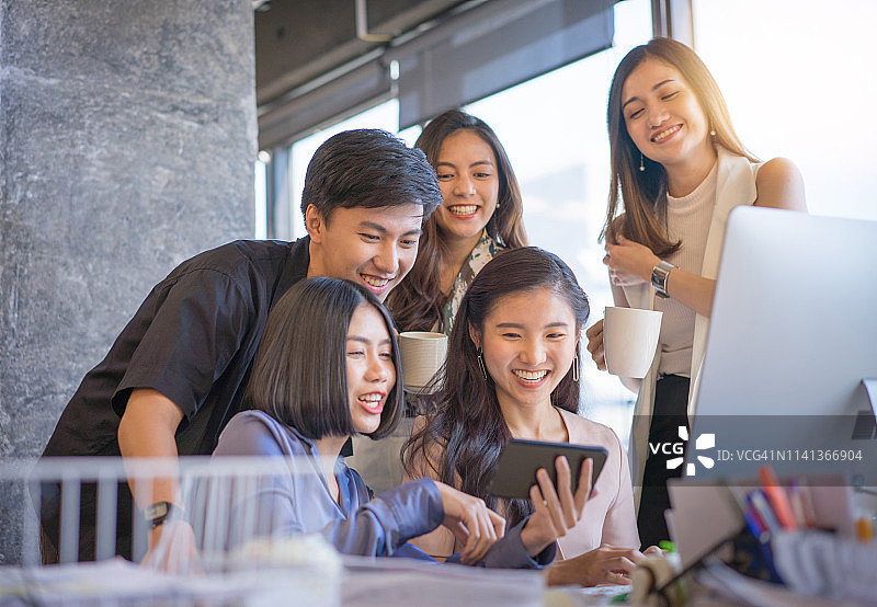 肖像年轻的亚洲创意商务人士工作成功的项目与团队商务人士，我们是休闲西装套装工作快乐的行动在现代共同工作空间图片素材