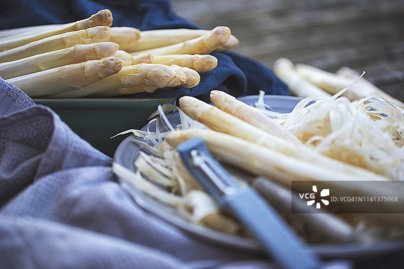 去皮的新鲜德国白芦笋图片素材