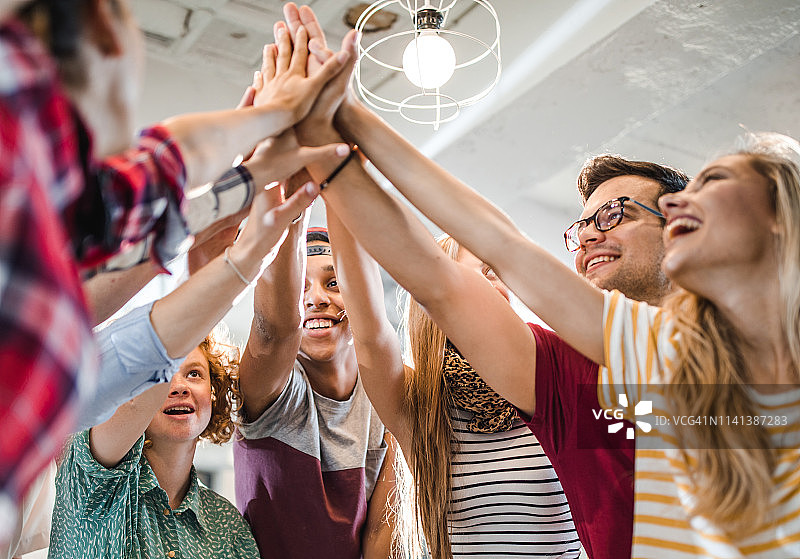 校园里手牵手团结一致的快乐学生图片素材