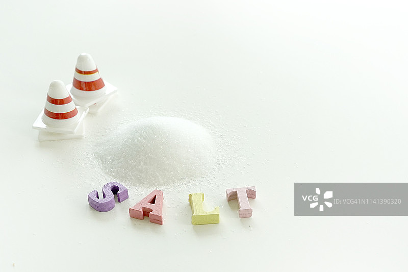 停止标志与高盐不健康饮食的医疗概念图片素材