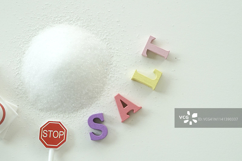 停止标志与高盐不健康饮食的医疗概念图片素材