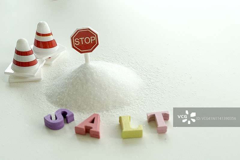 停止标志与高盐不健康饮食的医疗概念图片素材