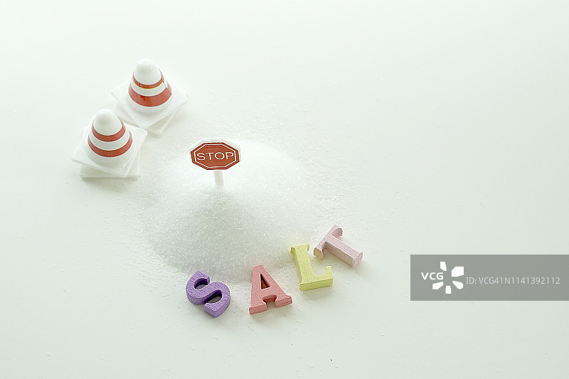 停止标志与高盐不健康饮食的医疗概念图片素材