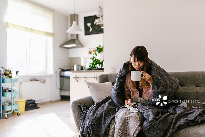 亚洲女人在家生病得了普通感冒图片素材