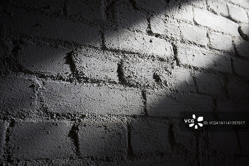 阴森黑暗的白色砖墙与光束阴影全景照片图片素材