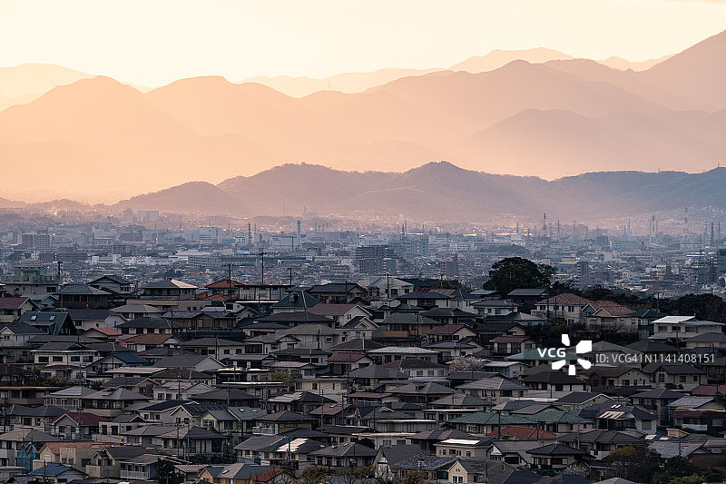 日本山坡上的住宅区图片素材