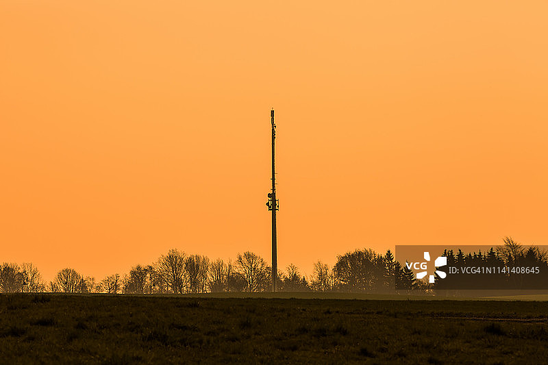 日落时分的移动信号塔图片素材
