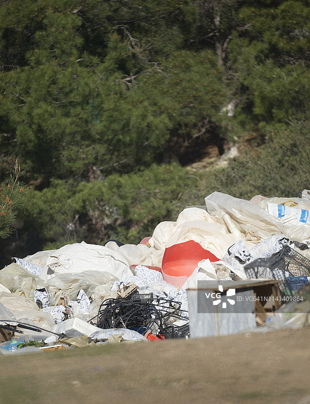 户外垃圾堆上的塑料垃圾图片素材