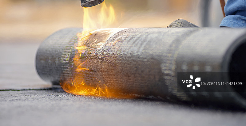 沥青卷的加热和熔化图片素材